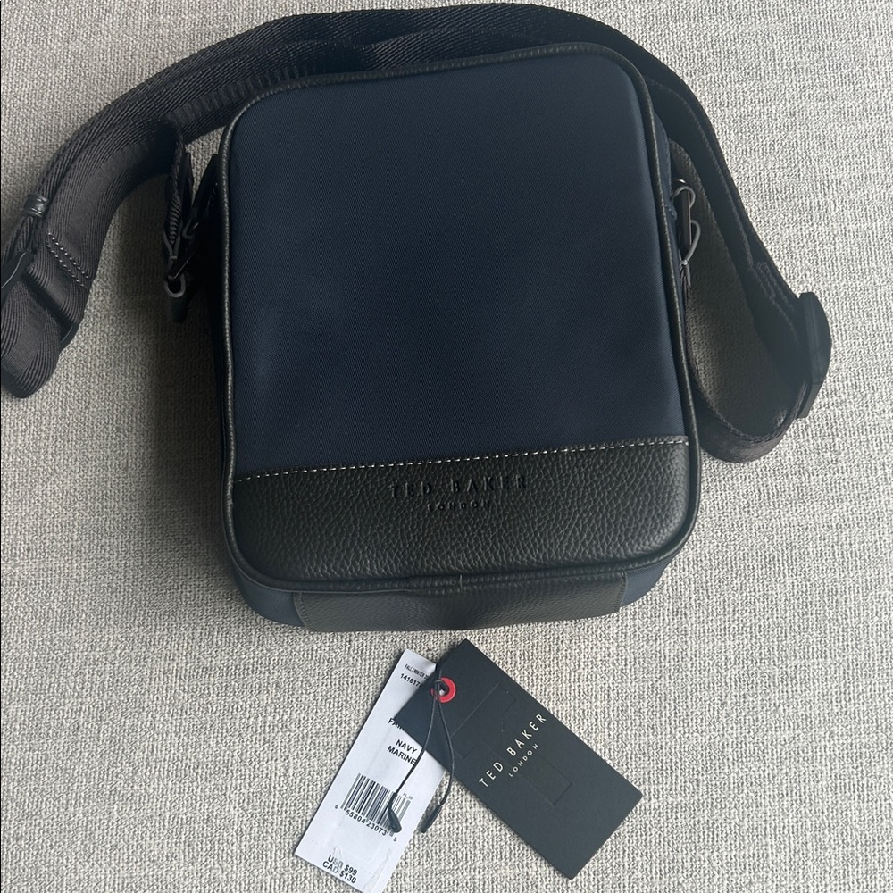 Ted Baker Navy and Black Messenger Bag
Size-7in by 9 in
Used once